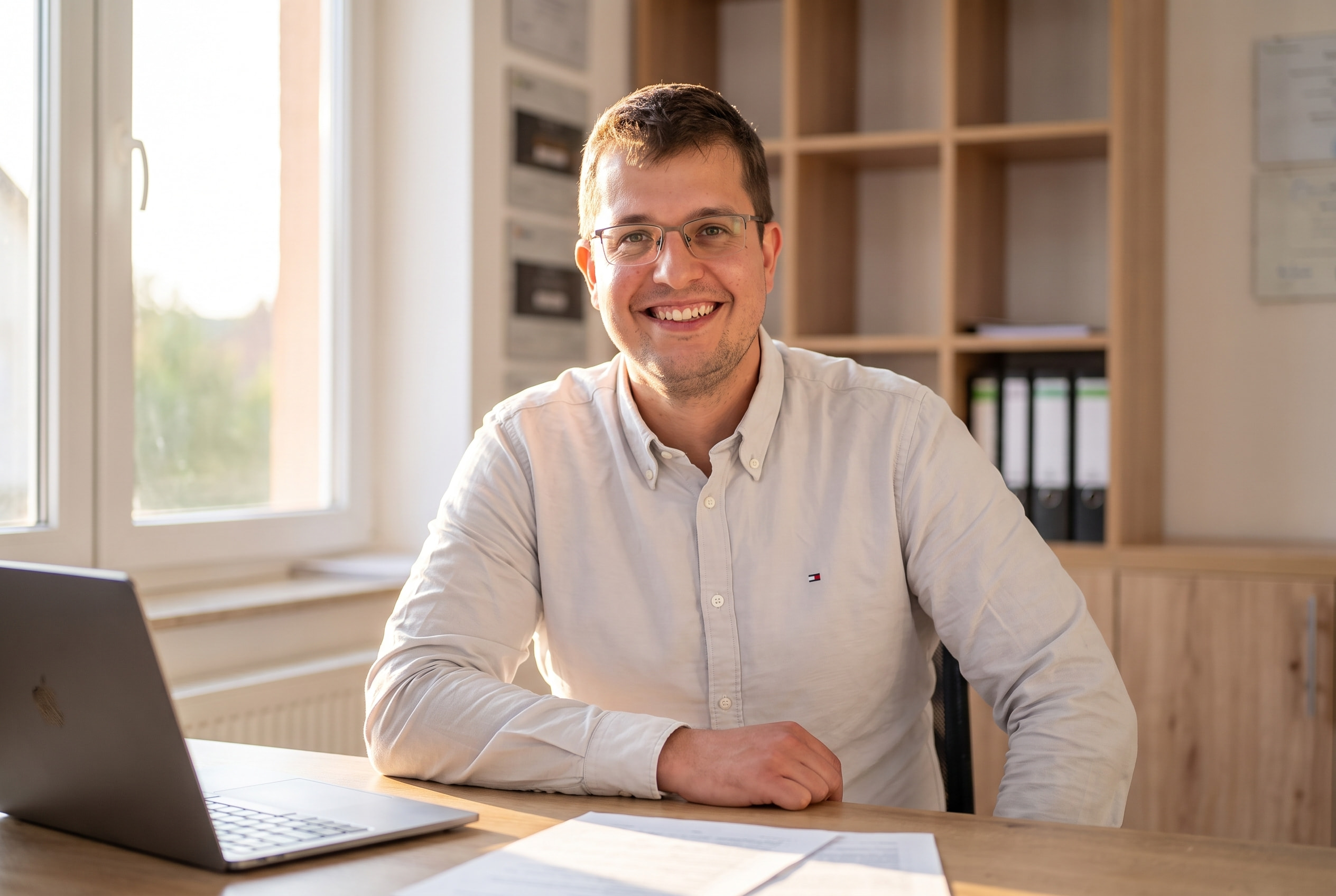 Ing. Marek Šimek u svého stolu v kanceláři